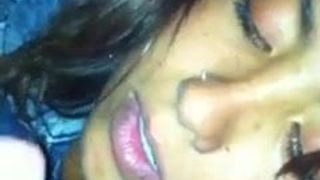 jovencita lo chupa en el auto