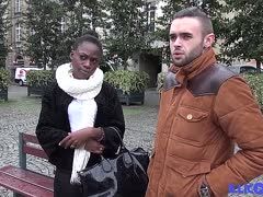 Schwarze Amateurin lässt sich von hellem Typen abschleppen