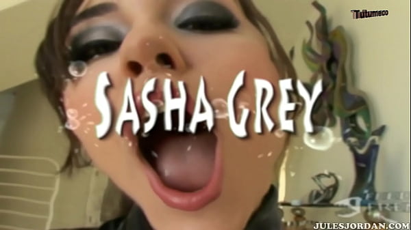 Morena aprende el arte de chupar vergas